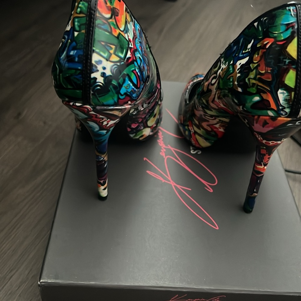 Graphic black heel pumps - Picture 4 of 7
